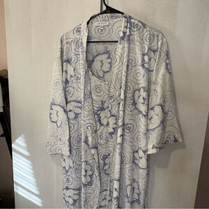 NWT Vintage Halston Intimates Heritage Cream and Blue Floral Penoir Set